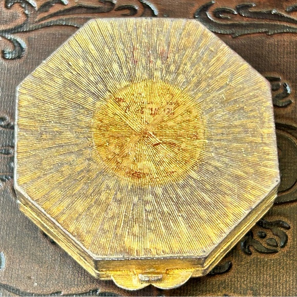 Vintage Charles Revson Ultima Ciara Cameo Gold Tone Octagon Compact - Picture 4 of 6